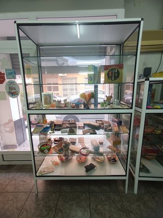 Estantería de cristal y metal