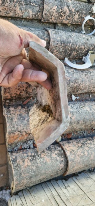 Teja antigua de cerámica