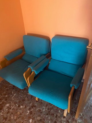 Sillón mecedora azul y madera