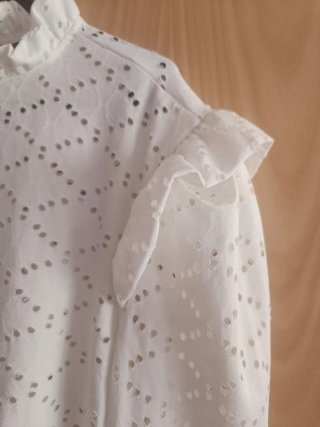 Blusa blanca manga larga con volantes