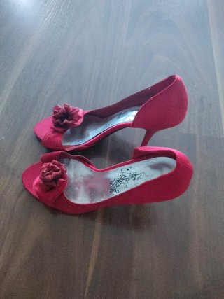 Zapatos de tacón rojos con flor