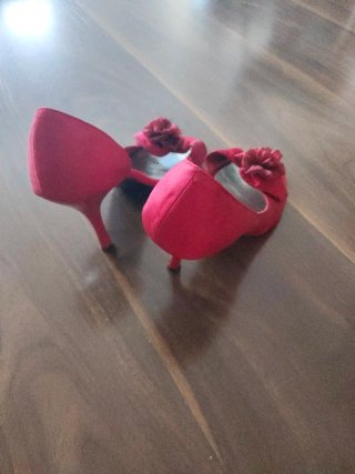 Zapatos de tacón rojos con flor