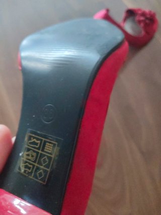 Zapatos de tacón rojos con flor