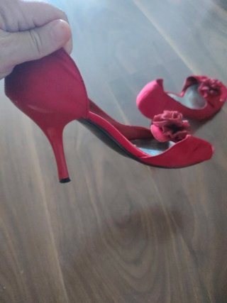 Zapatos de tacón rojos con flor