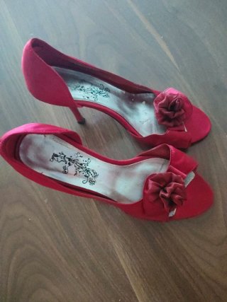 Zapatos de tacón rojos con flor
