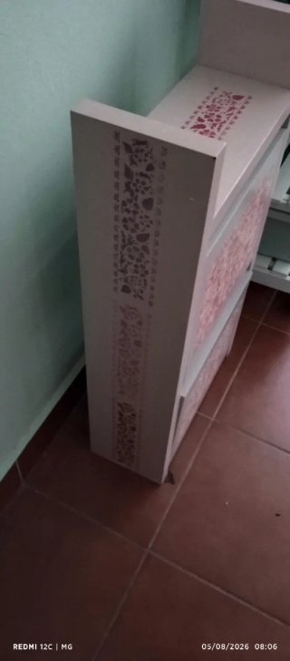Zapatero blanco y rosa de madera