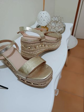 Sandali dorati con zeppa