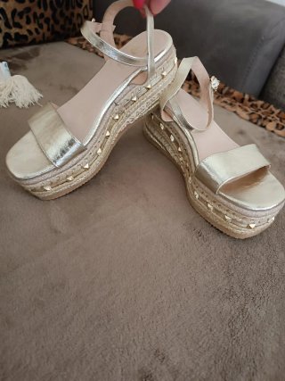 Sandali dorati con zeppa