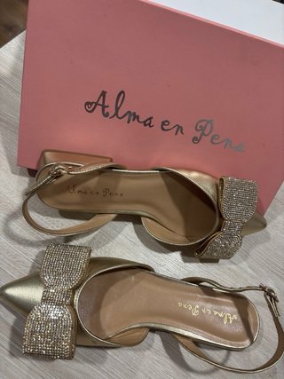 Sandalias Alma en Pena doradas con lazo