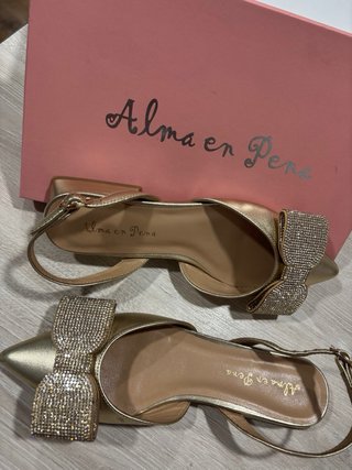 Sandalias Alma en Pena doradas con lazo