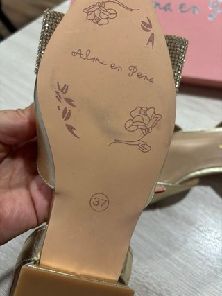 Sandalias Alma en Pena doradas con lazo
