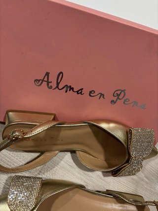 Sandalias Alma en Pena doradas con lazo