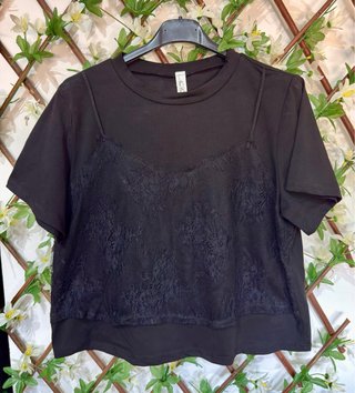 Camiseta negra con detalle de encaje