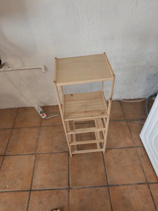Estantería de madera pequeña