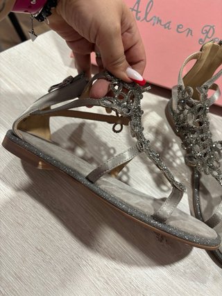 Sandalias Alma en Pena grises con pedrería