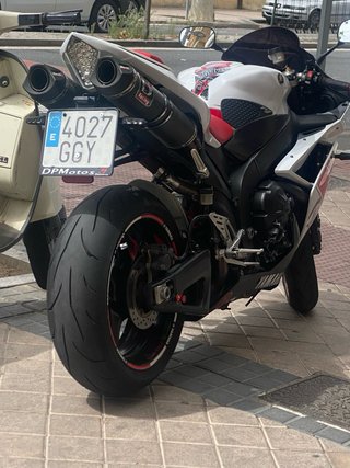 Yamaha R1 Sportbike Roja y Blanca