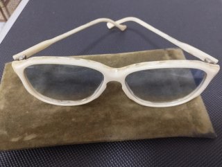 Occhiali vintage beige e bianchi