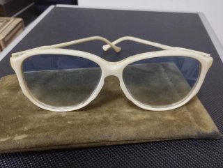Occhiali vintage beige e bianchi