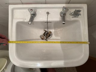 Lavabo antiguo de cerámica y metal