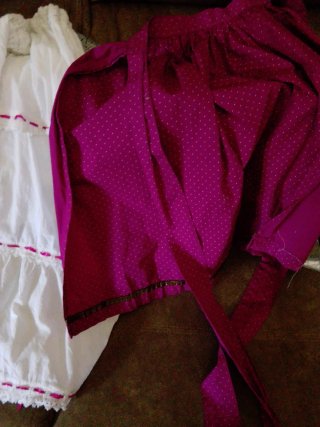 Enaguas y delantal niña blanco y rosa fucsia