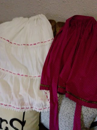 Enaguas y delantal niña blanco y rosa fucsia
