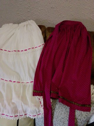 Enaguas y delantal niña blanco y rosa fucsia