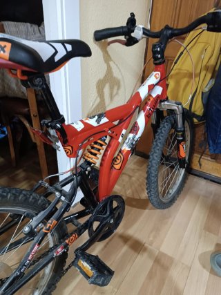 Bicicleta infantil roja