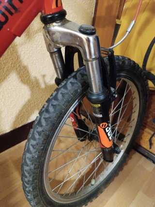 Bicicleta infantil roja