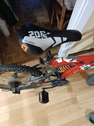 Bicicleta infantil roja