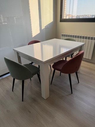 Mesa de comedor con 4 sillas