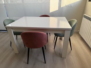 Mesa de comedor con 4 sillas