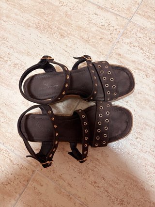 Sandalias de cuña marrones con detalles dorados