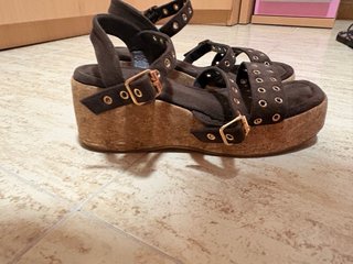 Sandalias de cuña marrones con detalles dorados