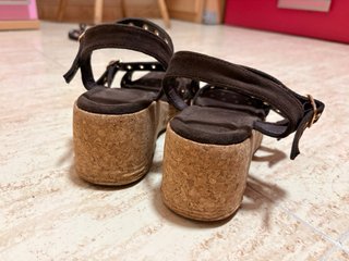 Sandalias de cuña marrones con detalles dorados