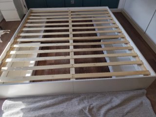 Estructura de cama blanca con cajones