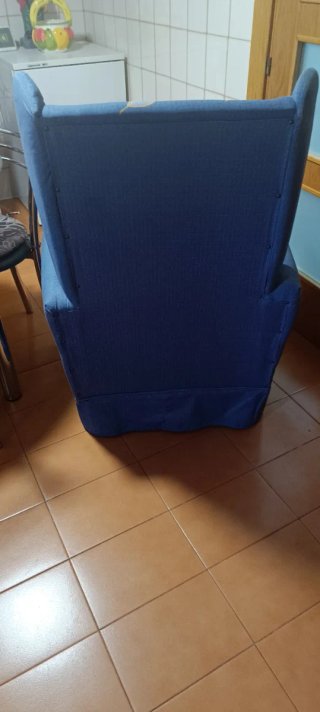 Sillón Orejero Azul con Estampado de Hojas