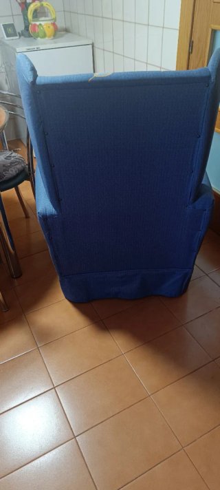 Sillón Orejero Azul con Estampado de Hojas