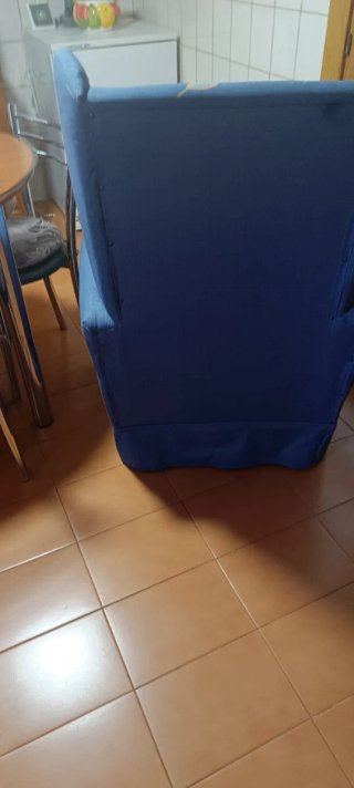Sillón Orejero Azul con Estampado de Hojas