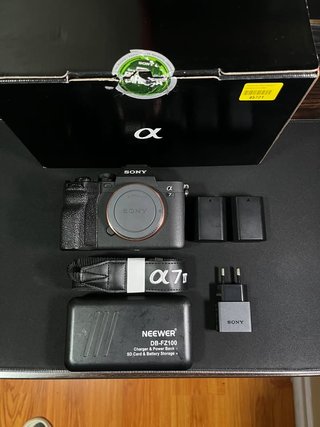 Sony A7 IV + 2 Baterías + Cargador Neewer