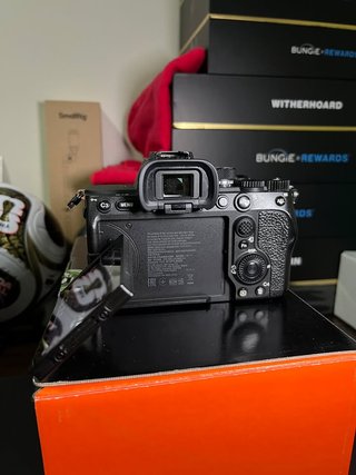 Sony A7 IV + 2 Baterías + Cargador Neewer