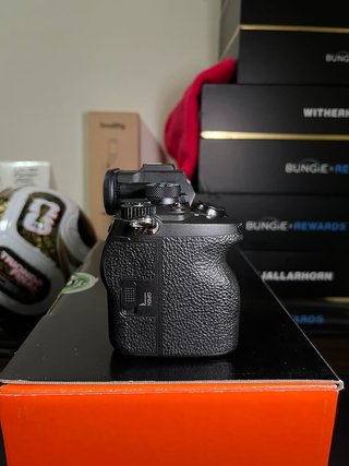 Sony A7 IV + 2 Baterías + Cargador Neewer