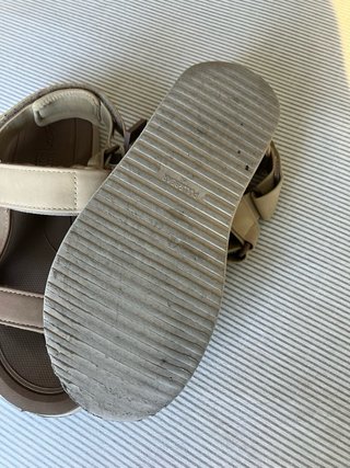 Sandalias engomada beige y marrón