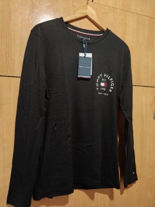 Camiseta Tommy Hilfiger manga larga negra