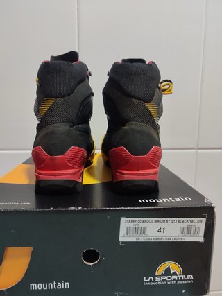 Botas de alta montaña negras y rojas