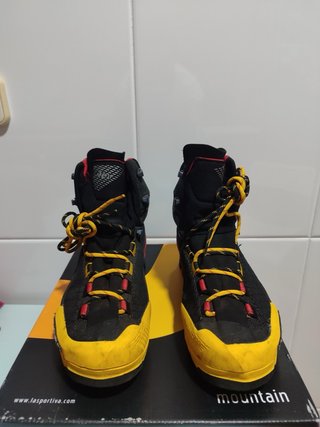 Botas de alta montaña negras y rojas