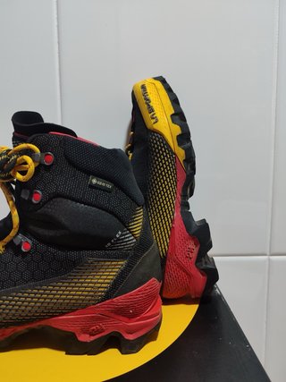 Botas de alta montaña negras y rojas