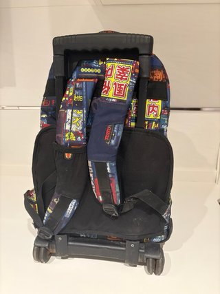 Mochila Totto con ruedas y diseño urbano