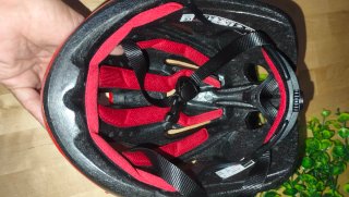 Casco de bicicleta rojo