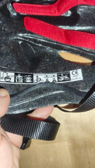 Casco de bicicleta rojo
