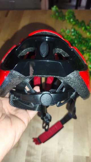 Casco de bicicleta rojo